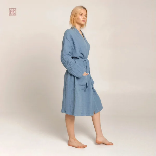 Kimono élégant en bleu pour moments de détente