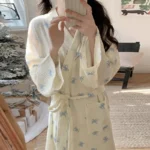 Kimono de nuit élégant avec nœuds décoratifs