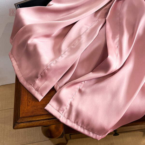 Peignoir satin rose pour détente