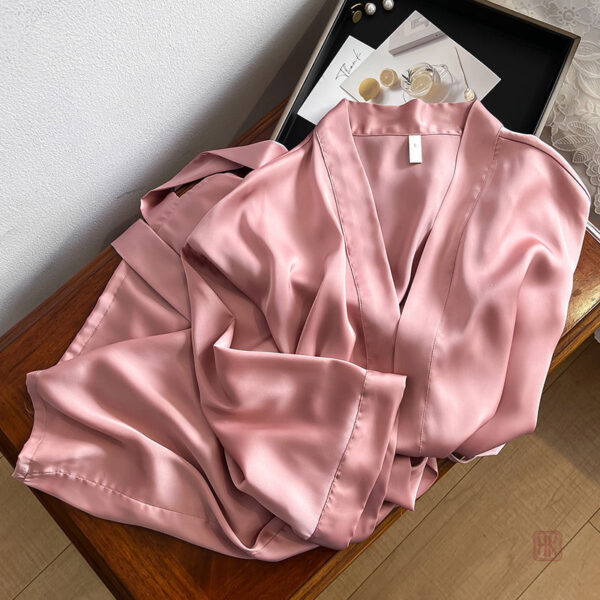 Kimono féminin en soie délicate
