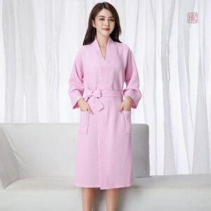 Peignoir élégant en satin doux pour femme