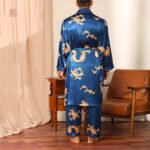 Peignoir élégant en bleu, style kimono pour homme