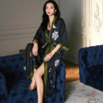 Kimono élégant noir, parfait pour la détente féminine