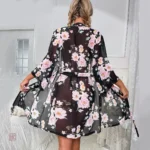 Nuit sexy avec peignoir kimono noir à fleurs