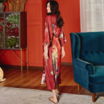 Kimono fleuri rouge avec ceinture élégante