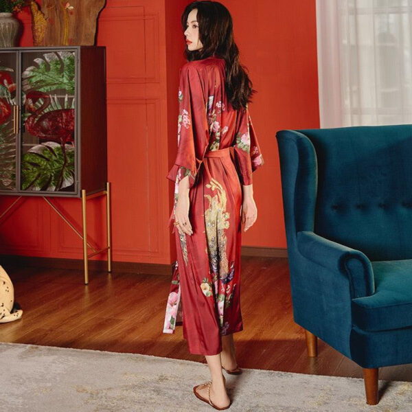 Kimono fleuri rouge avec ceinture élégante