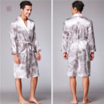 Peignoir léger en satin, couleur gris, style kimono