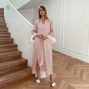 Détail du peignoir long femme en rose