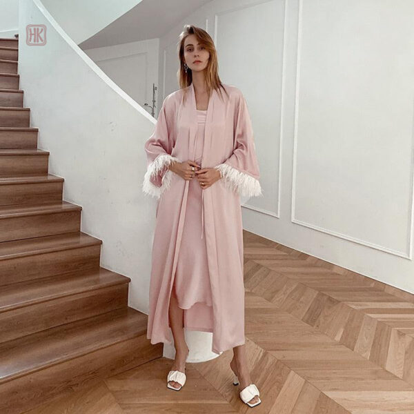 Détail du peignoir long femme en rose