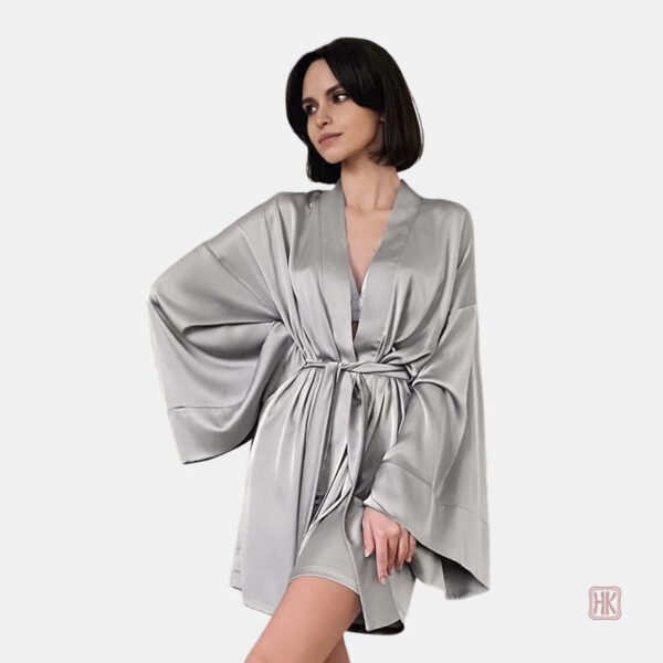 peignoir-satin-femme-gris-clair-1 Peignoir court léger pour femme en style kimono