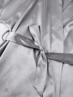 Modèle de peignoir court pour femme, style élégant