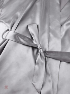 Modèle de peignoir court pour femme, style élégant