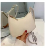 Accessoire féminin tendance à porter en bandoulière