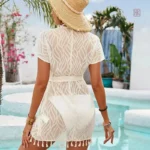 Détails pompons sur une robe kimono tendance