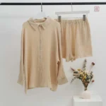 Vêtement de nuit femme en beige, style kimono chic