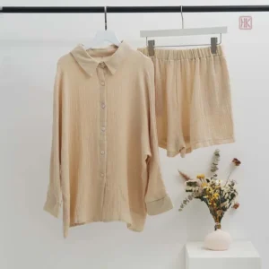 Vêtement de nuit femme en beige, style kimono chic