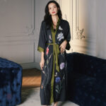 Kimono noir élégant pour des nuits confortables