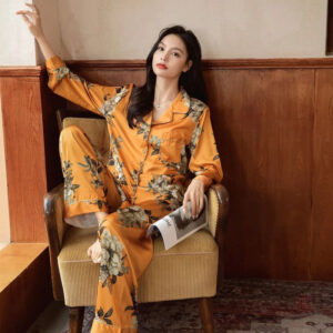 Vêtement de nuit orange, design kimono pour femme
