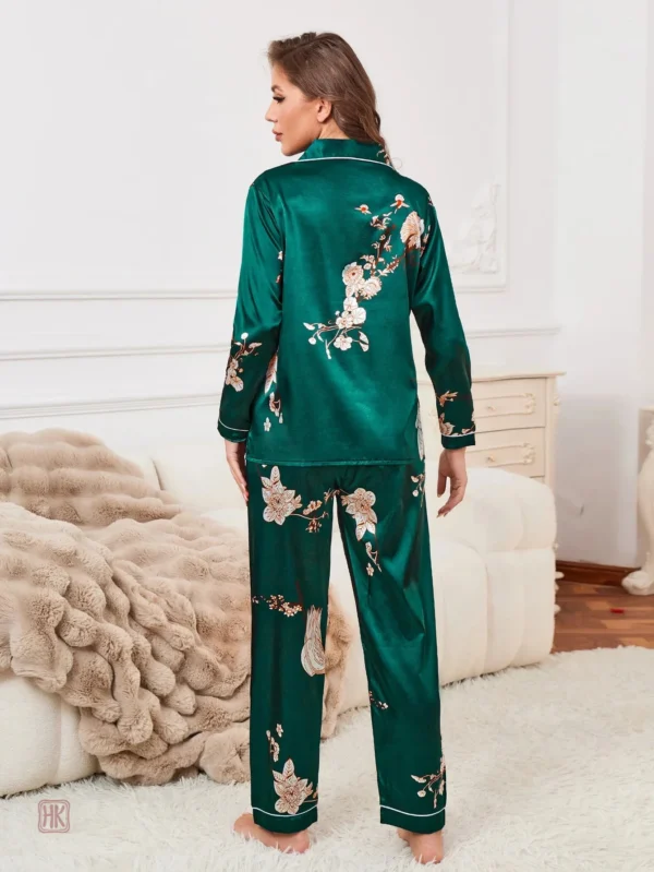 Vêtement de nuit vert sapin, modèle féminin chic