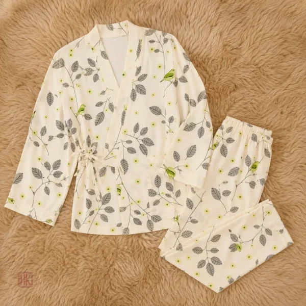 Vêtement de nuit léger et élégant en style kimono