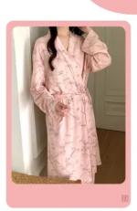 Vêtement de nuit kimono léger et stylé pour une nuit paisible
