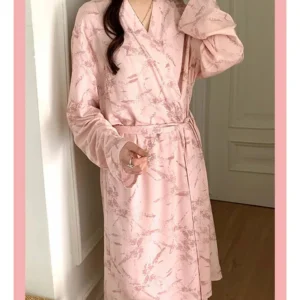 Vêtement de nuit kimono léger et stylé pour une nuit paisible