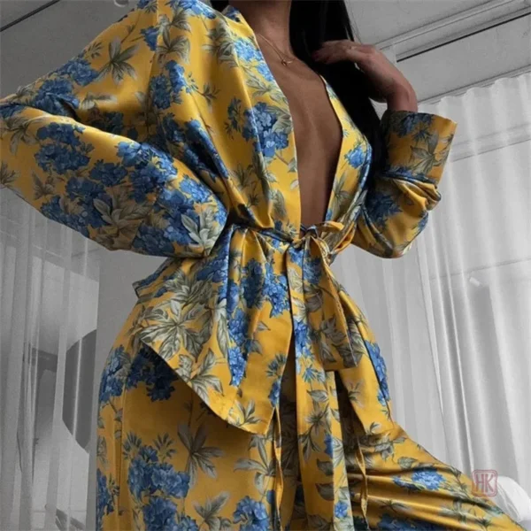 Pyjama féminin en satin jaune lumineux