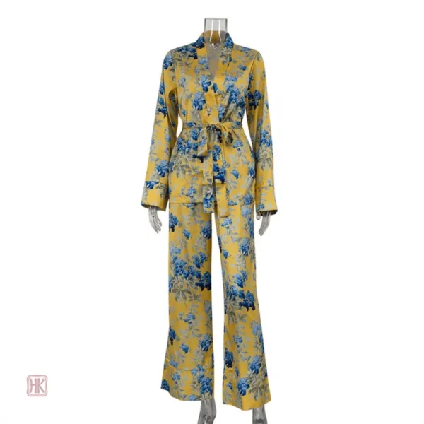 Kimono jaune pour un look séduisant à la maison