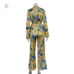 Pyjama en satin jaune, confort et allure