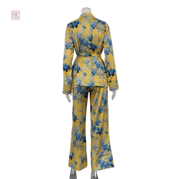 Pyjama en satin jaune, confort et allure