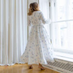 Robe blanche fluide avec design kimono, parfaite pour toutes occasions