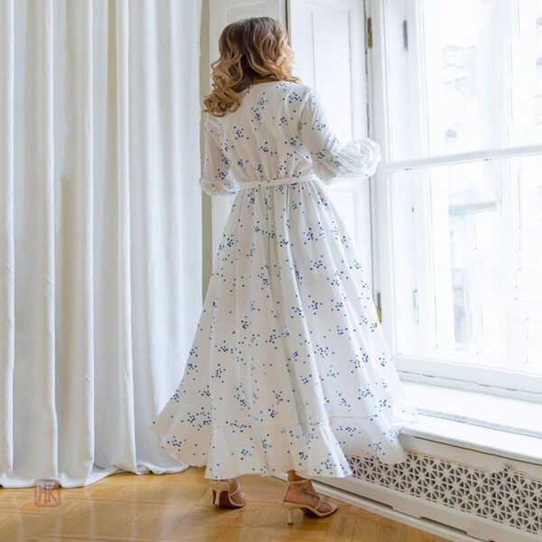 Robe blanche fluide avec design kimono, parfaite pour toutes occasions