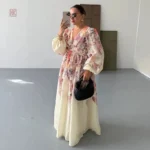 Robe kimono blanche avec motifs floraux