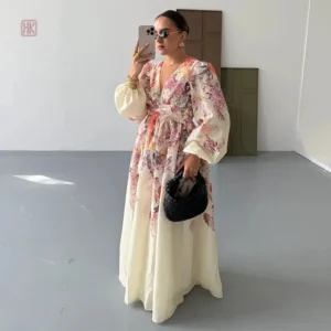 Robe kimono blanche avec motifs floraux