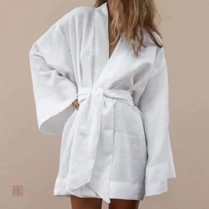Robe kimono légère en blanc, idéale pour les journées ensoleillées
