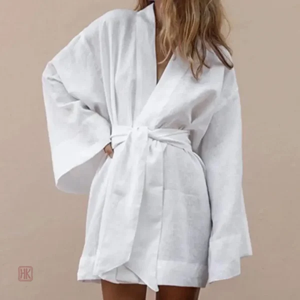 Robe kimono légère en blanc, idéale pour les journées ensoleillées