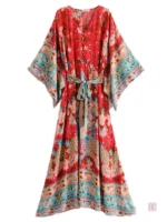 Robe légère Boho avec motifs colorés sur fond rouge