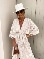 Vêtement féminin beige avec un style kimono classique