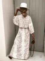 Robe kimono légère avec une coupe boutonnée raffinée