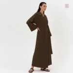 Robe kimono de couleur brune, style décontracté
