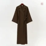 Vêtement kimono brune avec une coupe moderne et confortable