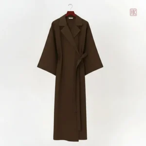 Vêtement kimono brune avec une coupe moderne et confortable