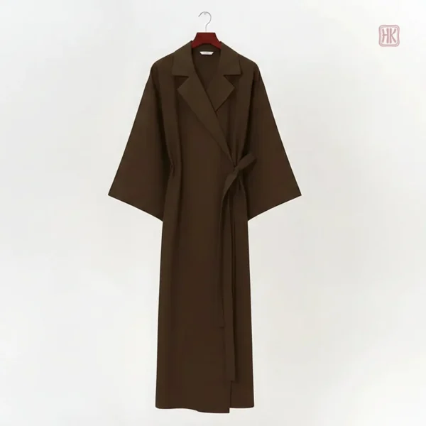 Vêtement kimono brune avec une coupe moderne et confortable