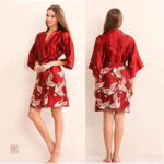 Style kimono court en rouge, parfait pour l'été