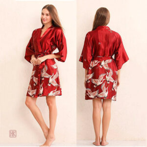 Style kimono court en rouge, parfait pour l'été