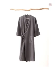 Vêtement d'été gris en style kimono