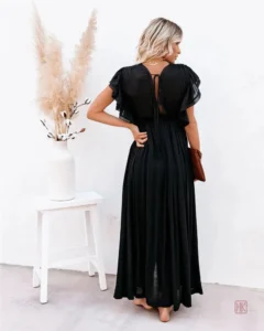 Vêtement kimono noir, idéal pour les journées ensoleillées