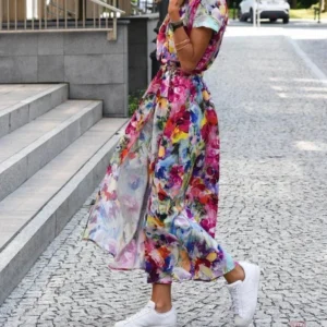 Robe kimono avec fleurs multicolores élégantes