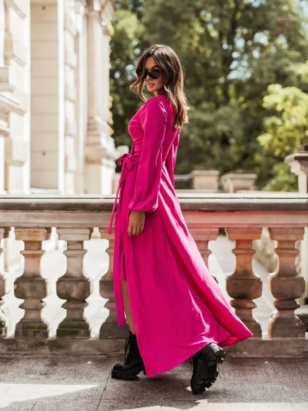 Style kimono fuchsia avec une coupe fluide et féminine