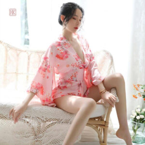 Vêtement kimono féminin, design sexy et moderne, coloris tendance